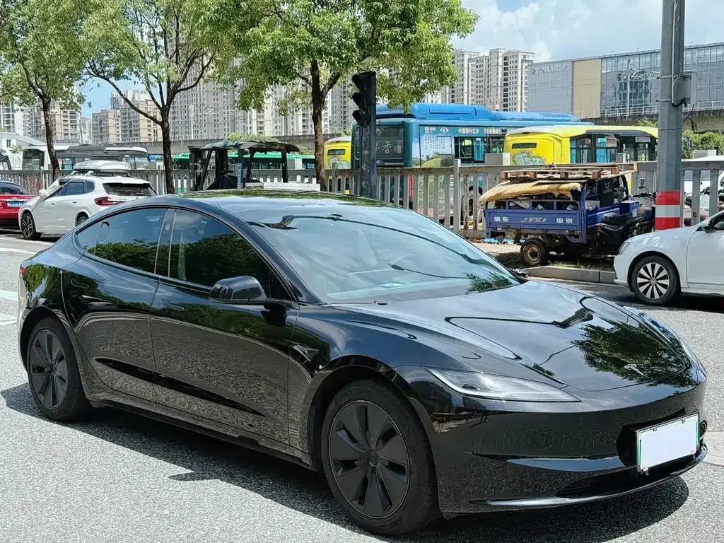 Tesla Model 3 — фото 1