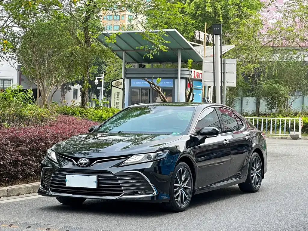 Toyota Camry — фото 1