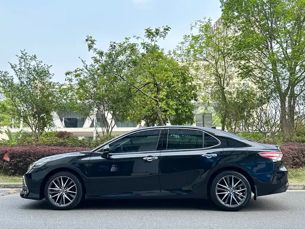 Toyota Camry — фото 10