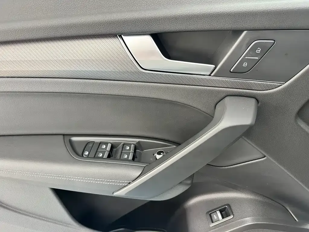 Audi Q5L — фото 10