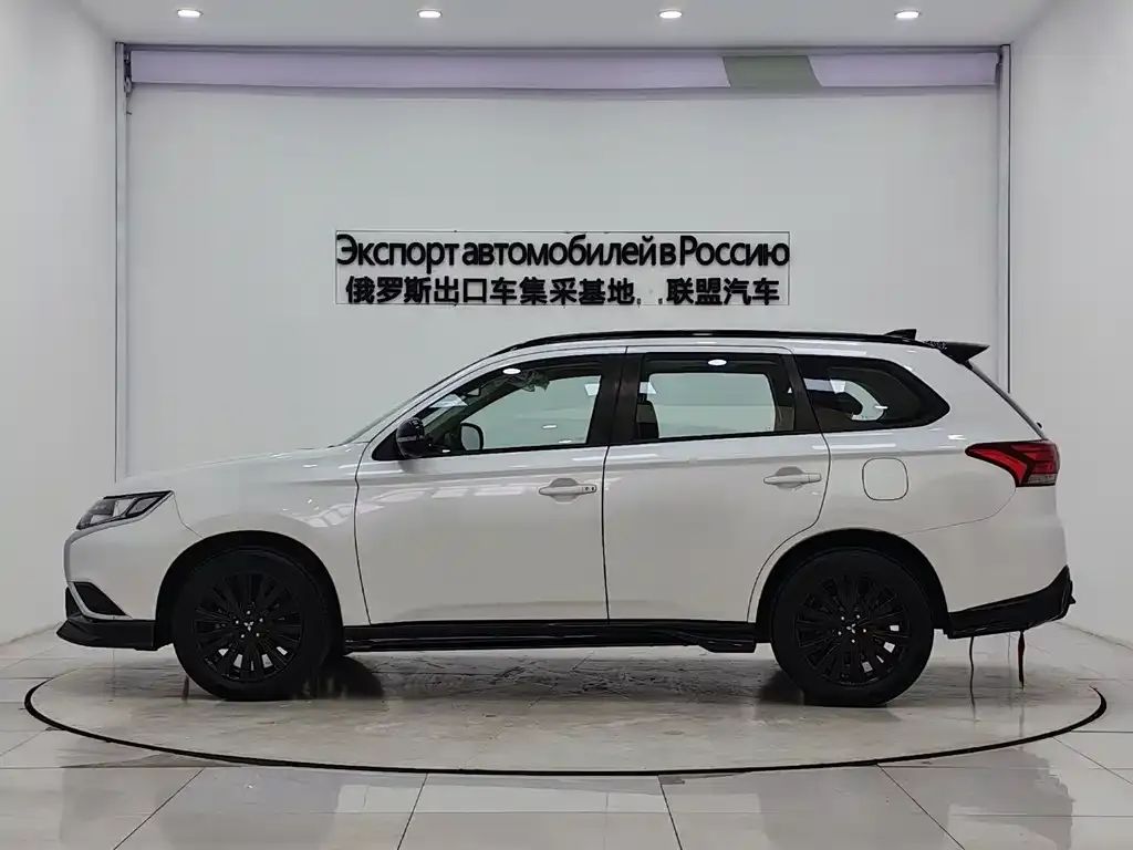 Mitsubishi Outlander — фото 10