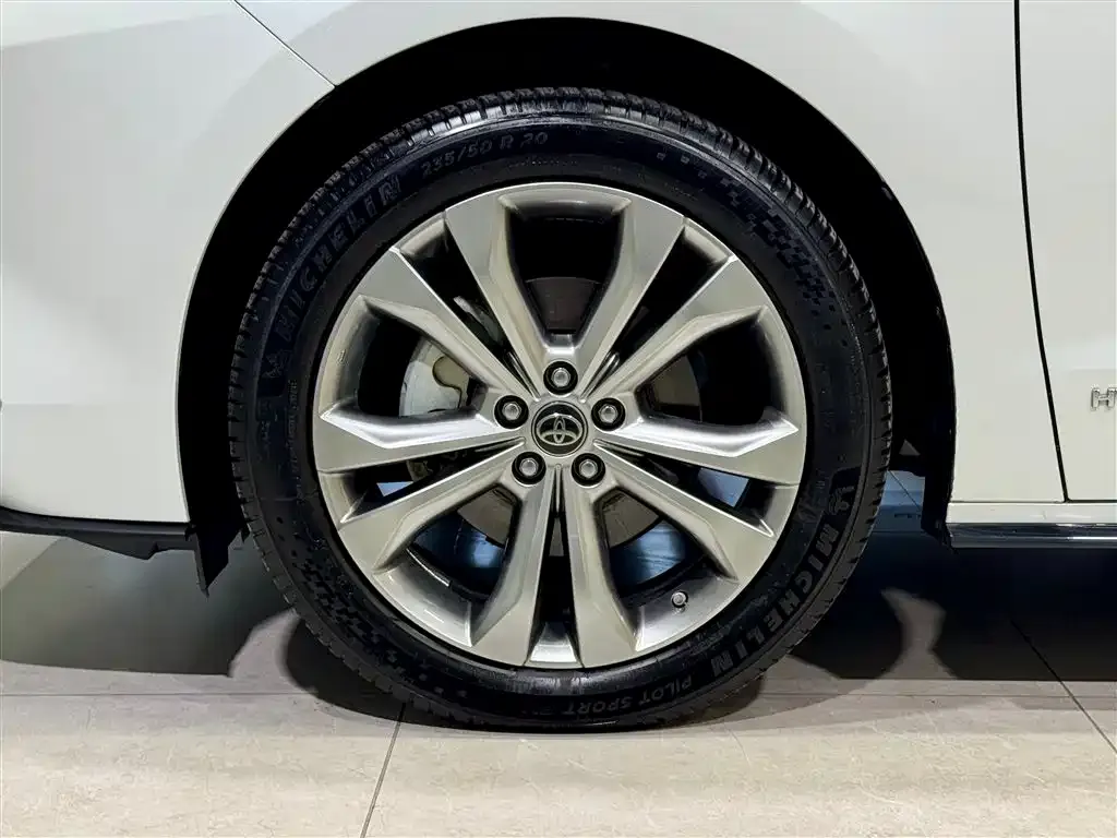 Toyota Sienna — фото 5