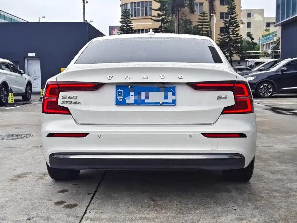 Volvo S60 2023 из CN, фото 4