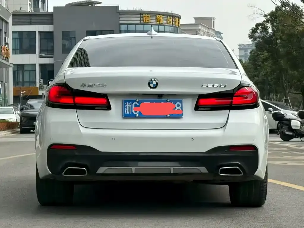 BMW 5 Series — фото 9