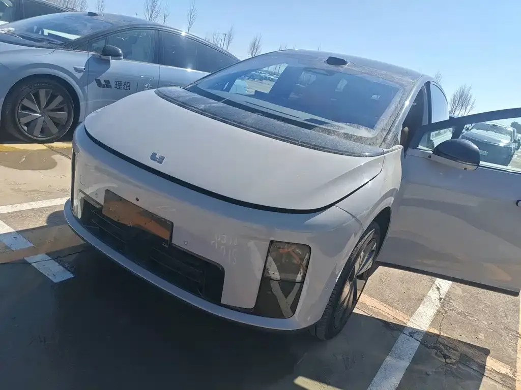 Li Auto i8 — фото 1