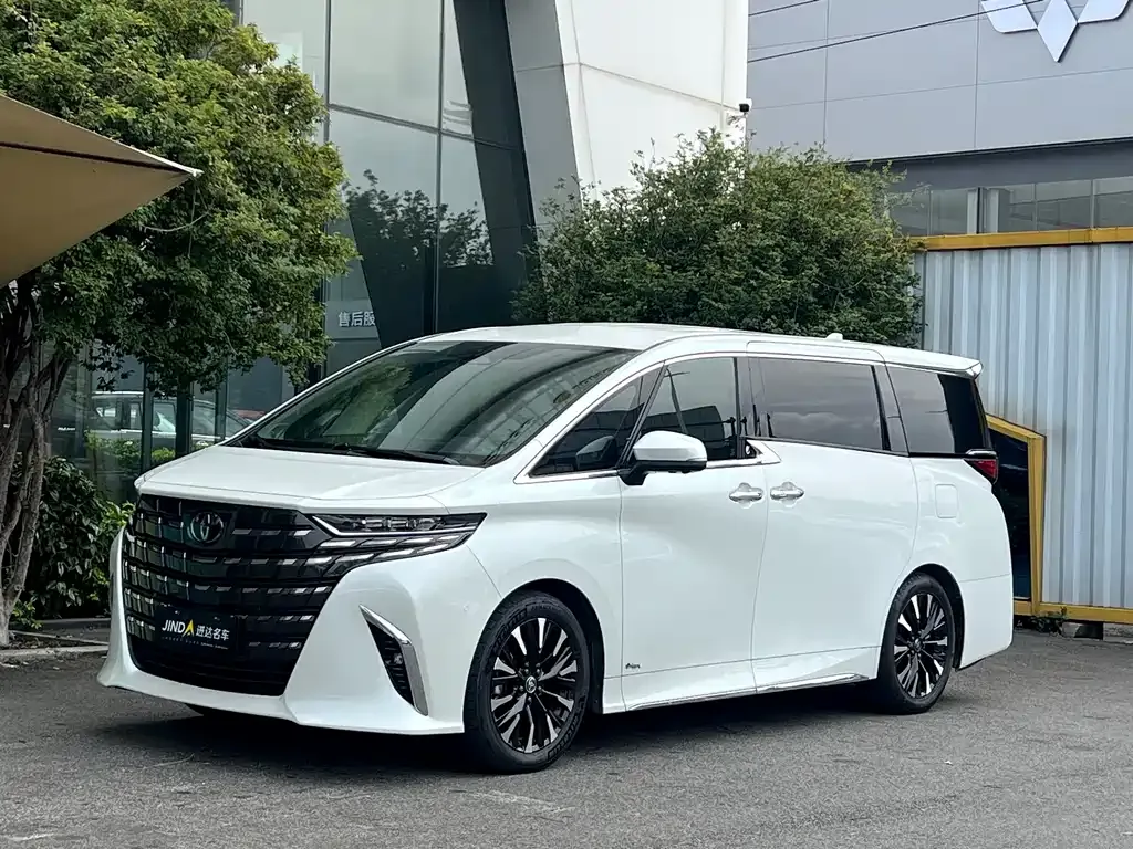 Toyota Alphard — фото 1