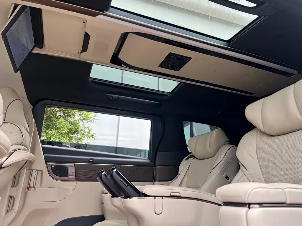 Toyota Alphard — фото 2
