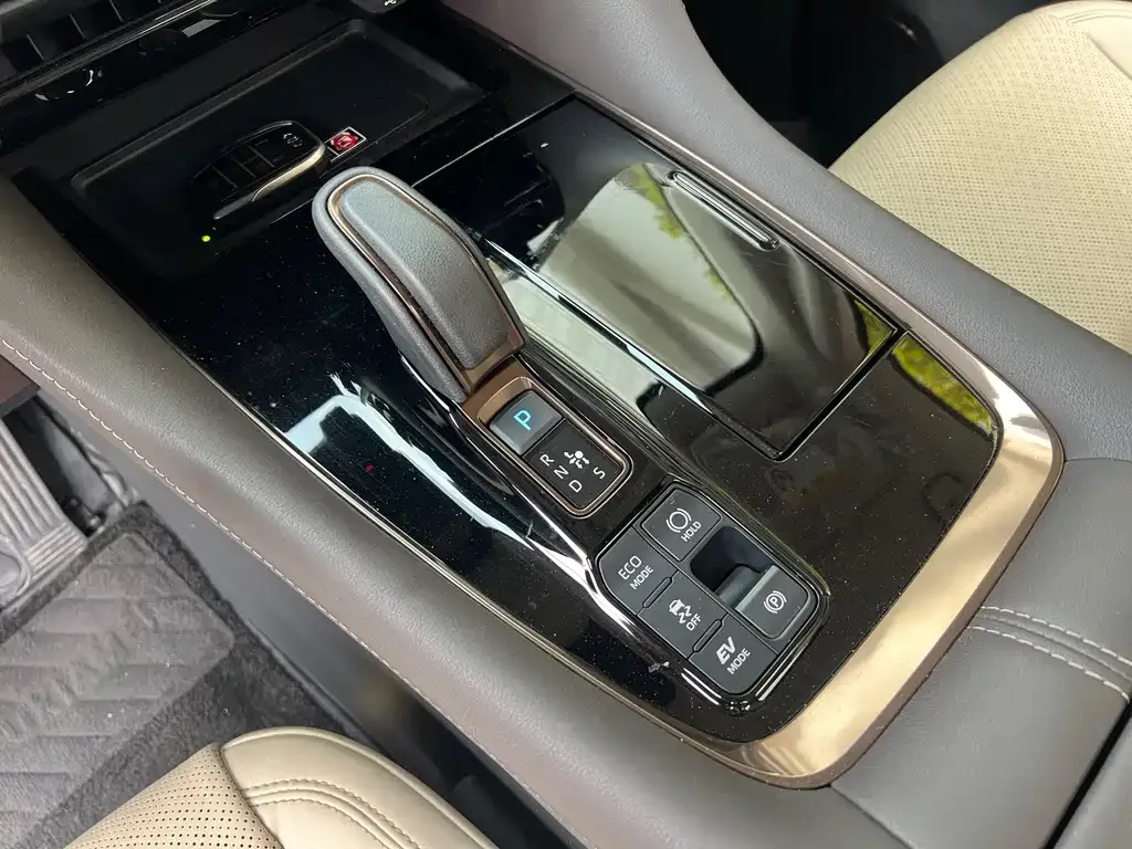 Toyota Alphard — фото 10
