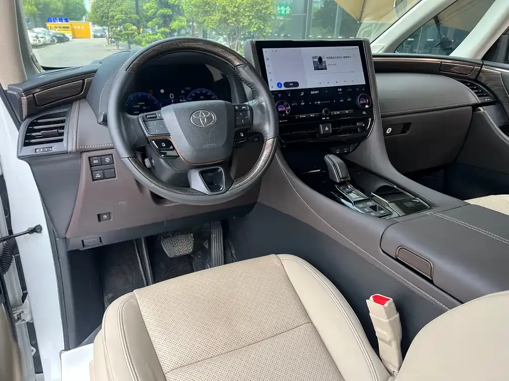 Toyota Alphard — фото 7