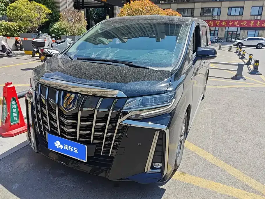 Toyota Alphard — фото 1