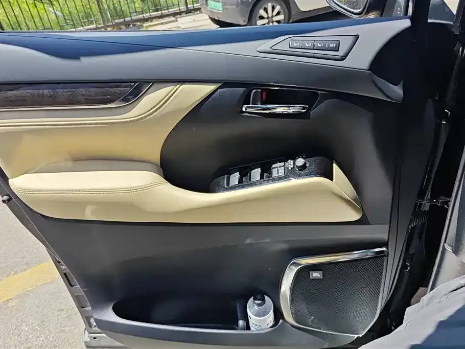 Toyota Alphard — фото 10