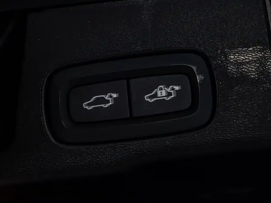 Volvo XC60 — фото 10