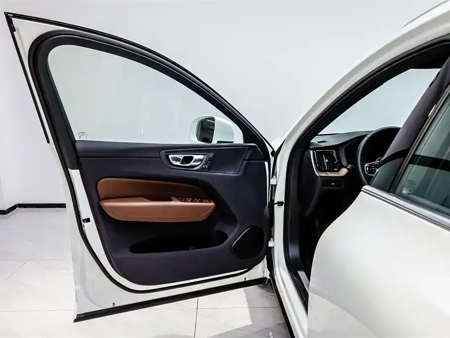 Volvo XC60 — фото 7