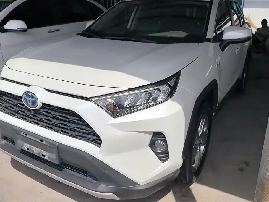 Toyota RAV4 — фото 1