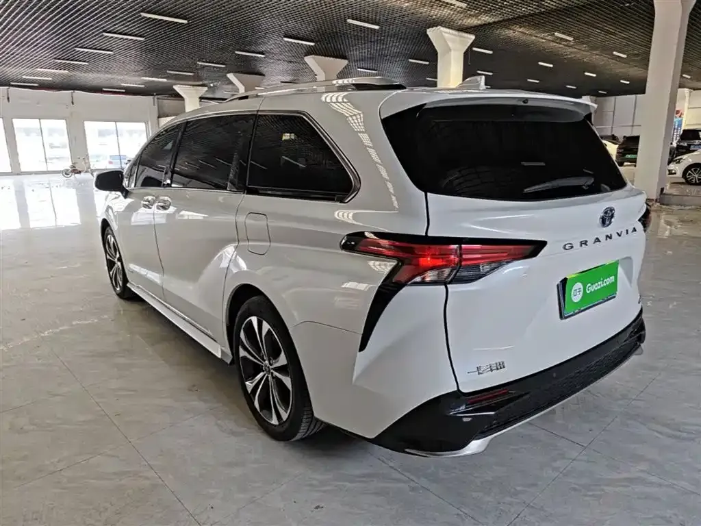 Toyota Granvia — фото 2