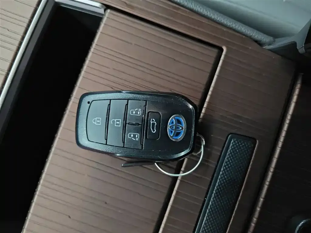 Toyota Granvia — фото 9