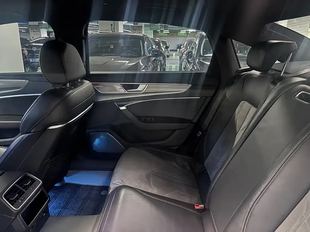 Audi A6L 2023 из CN, фото 4