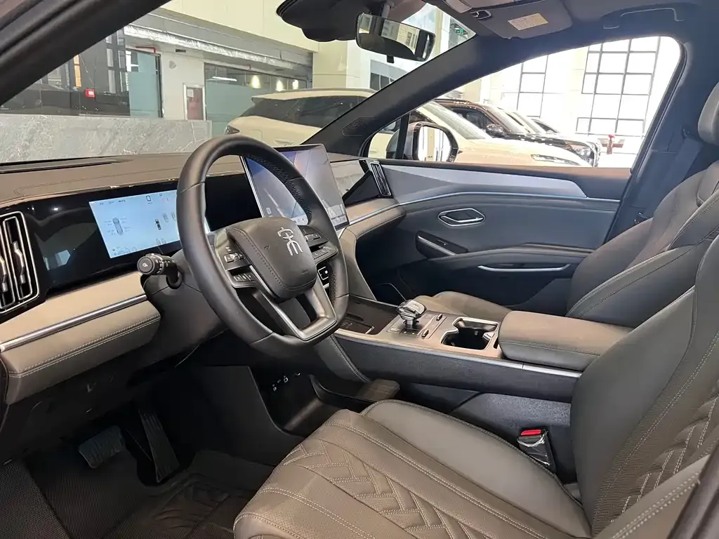 BYD L DM-i — фото 9