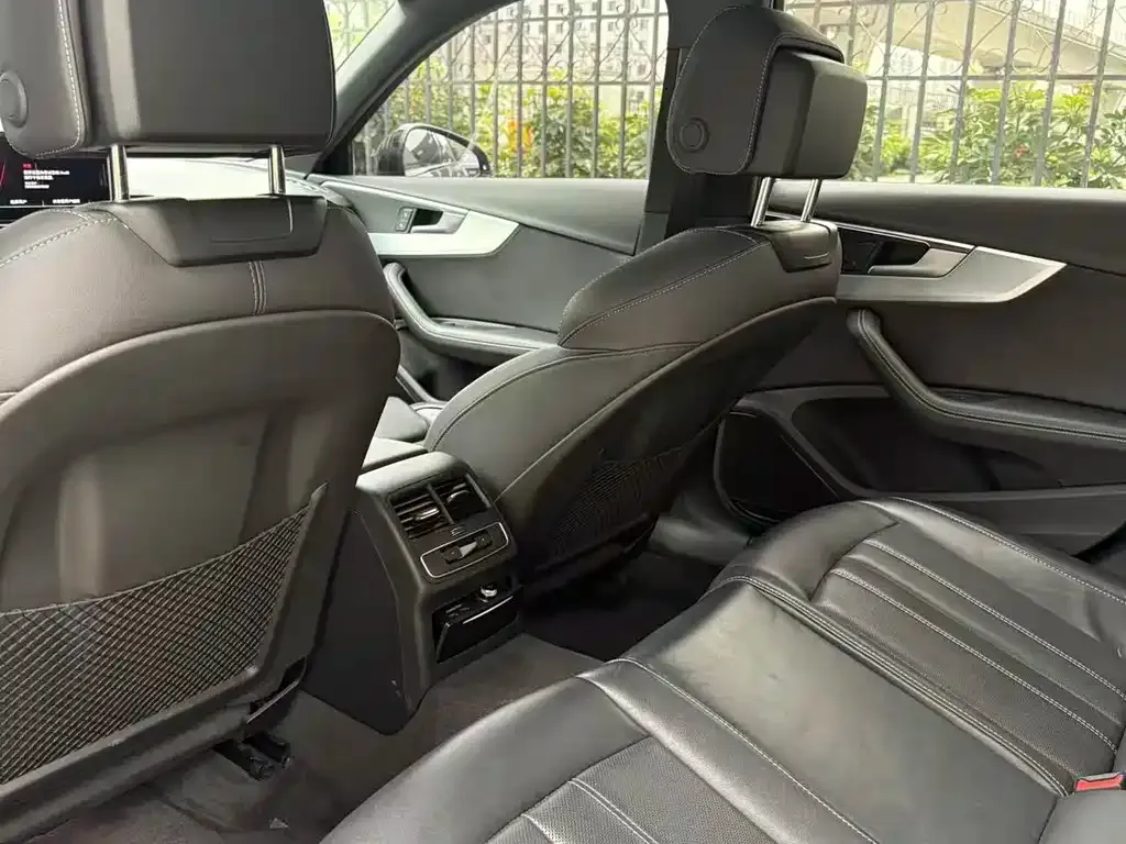 Audi A4L 2023 из CN, фото 2