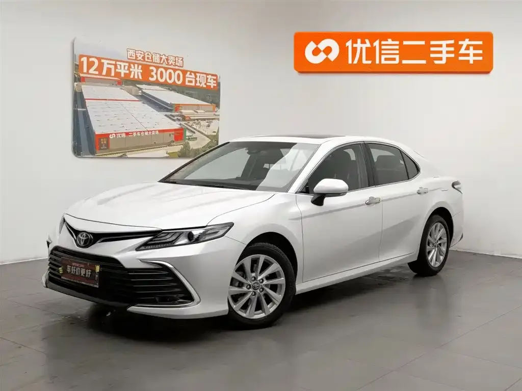 Toyota Camry — фото 1