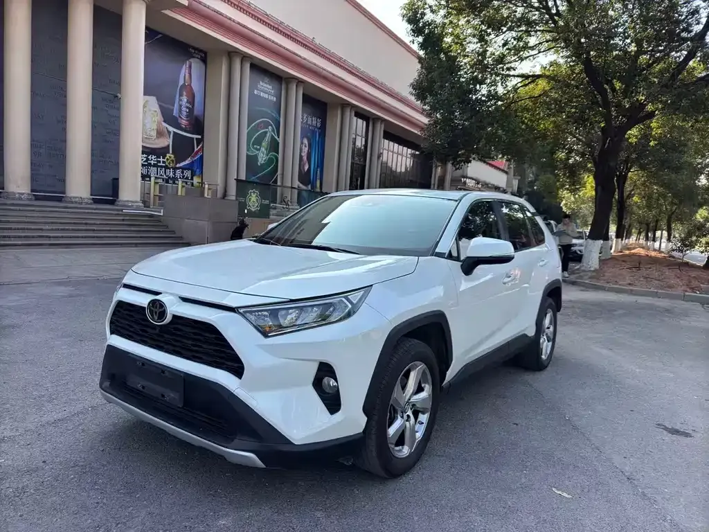 Toyota RAV4 — фото 1