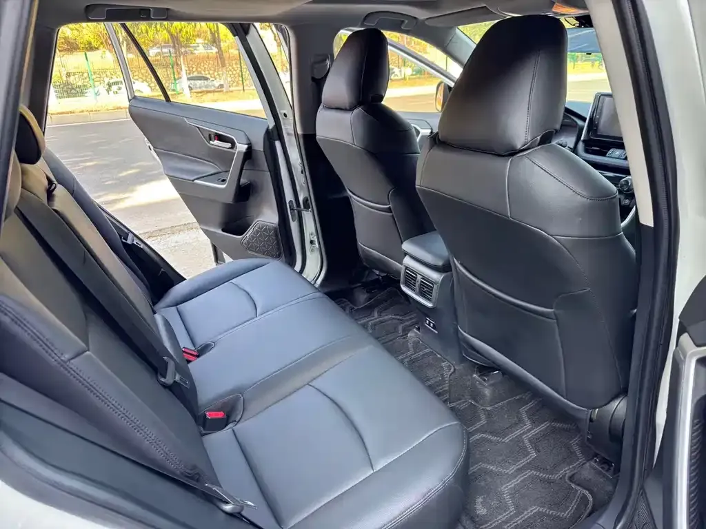 Toyota RAV4 — фото 10