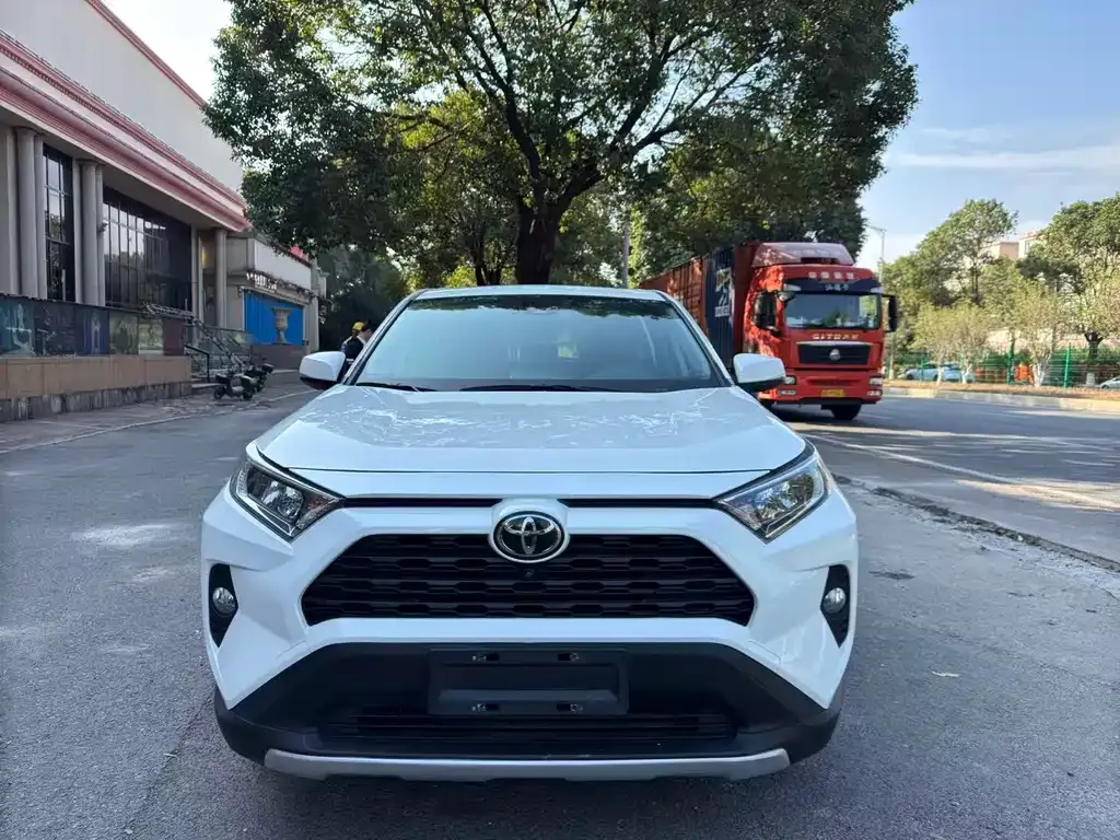 Toyota RAV4 — фото 4