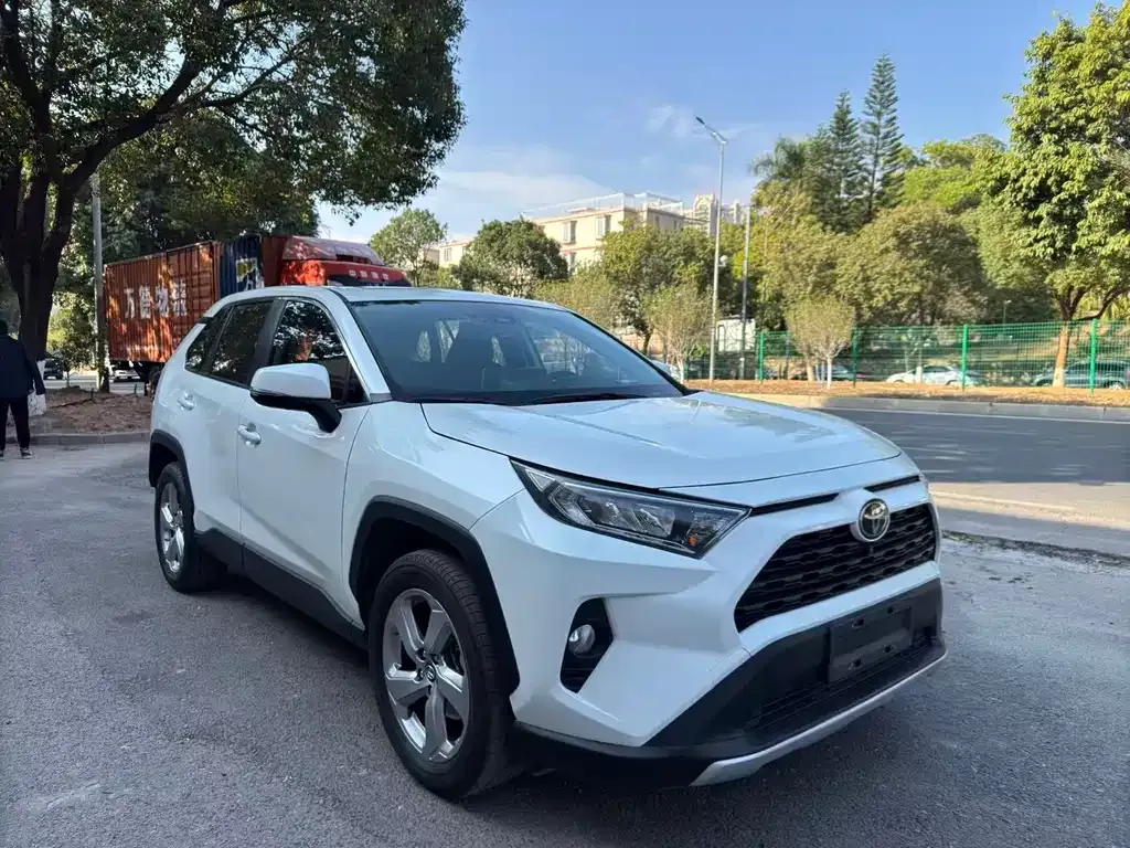 Toyota RAV4 — фото 7