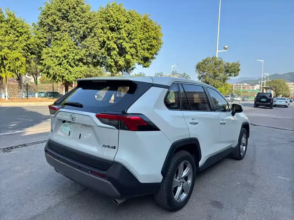 Toyota RAV4 — фото 8