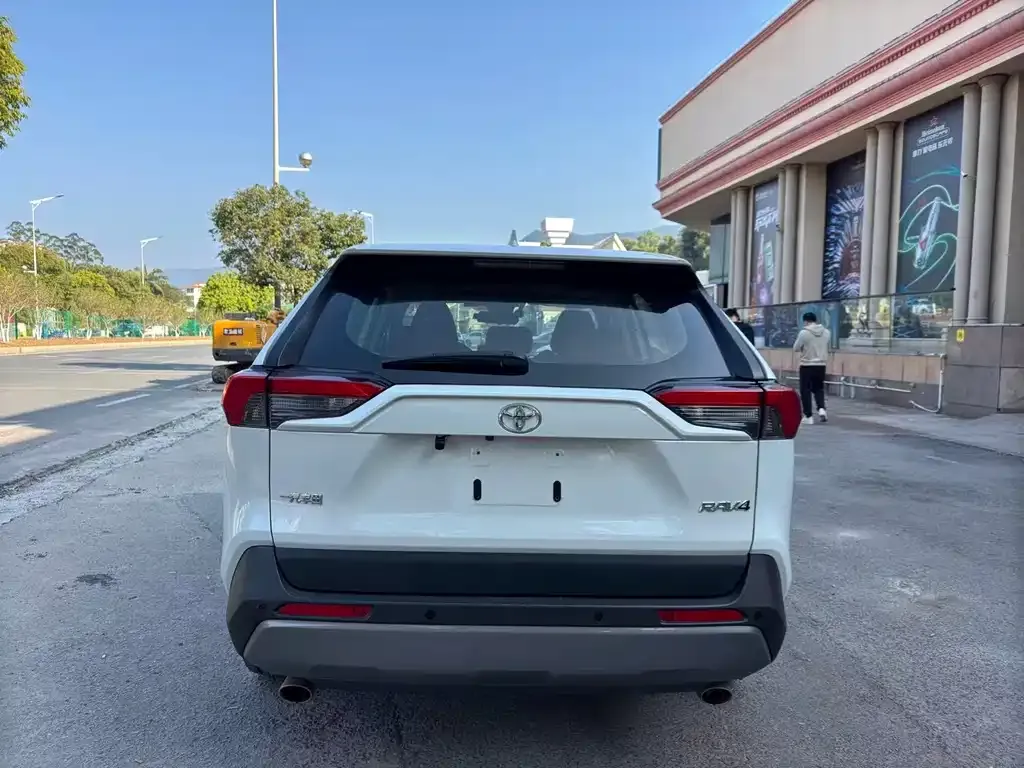 Toyota RAV4 — фото 9
