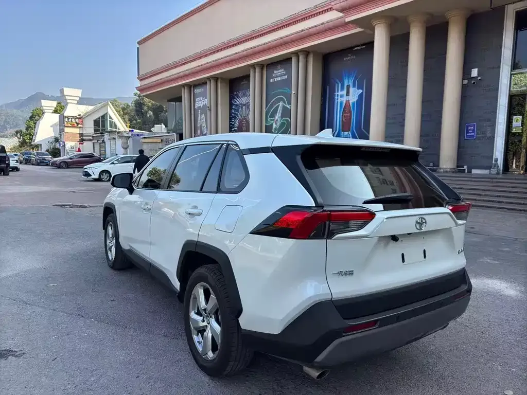 Toyota RAV4 — фото 6