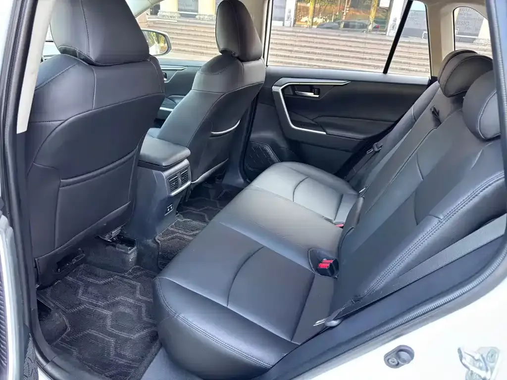 Toyota RAV4 — фото 2