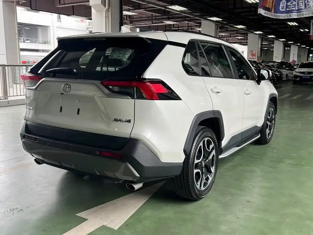 Toyota RAV4 — фото 6