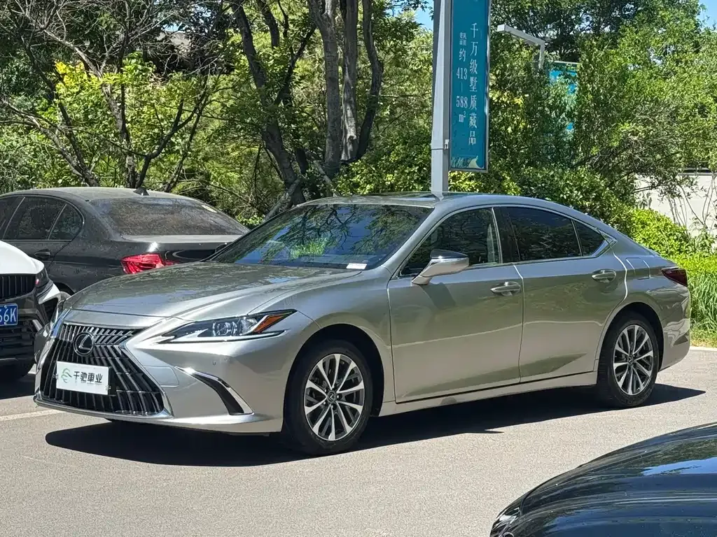 Lexus ES — фото 1