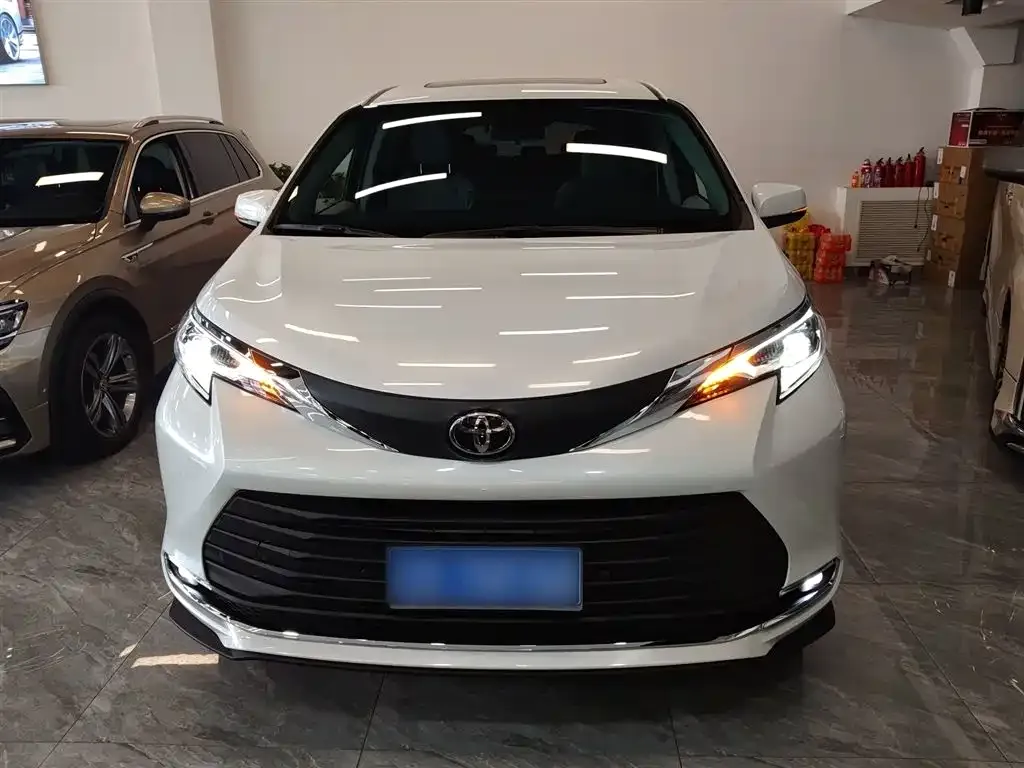 Toyota Sienna — фото 5