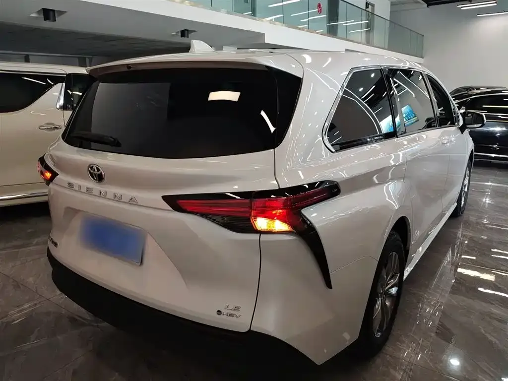 Toyota Sienna — фото 6