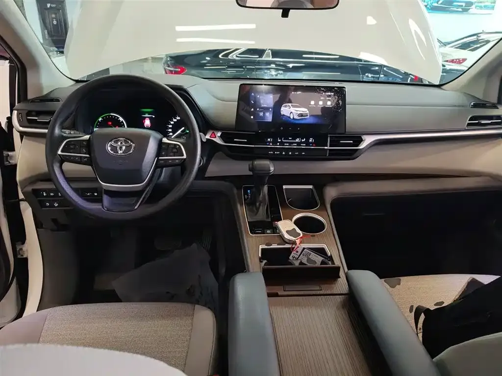 Toyota Sienna — фото 10