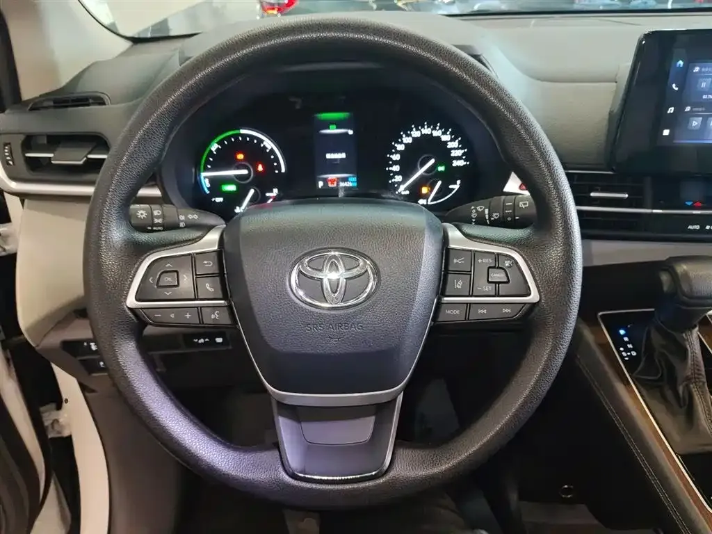 Toyota Sienna — фото 9