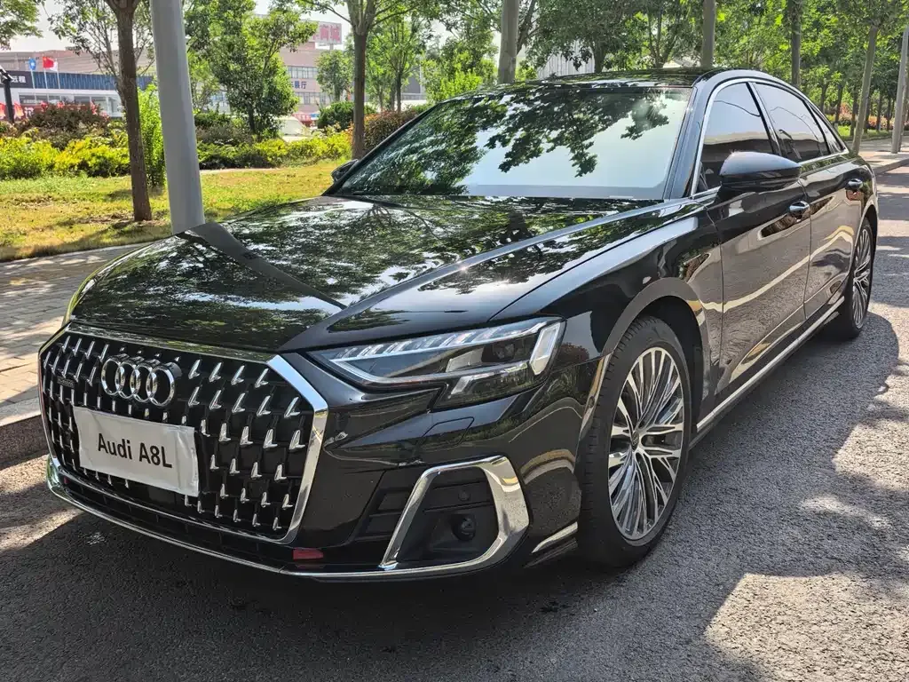 Audi A8 — фото 1