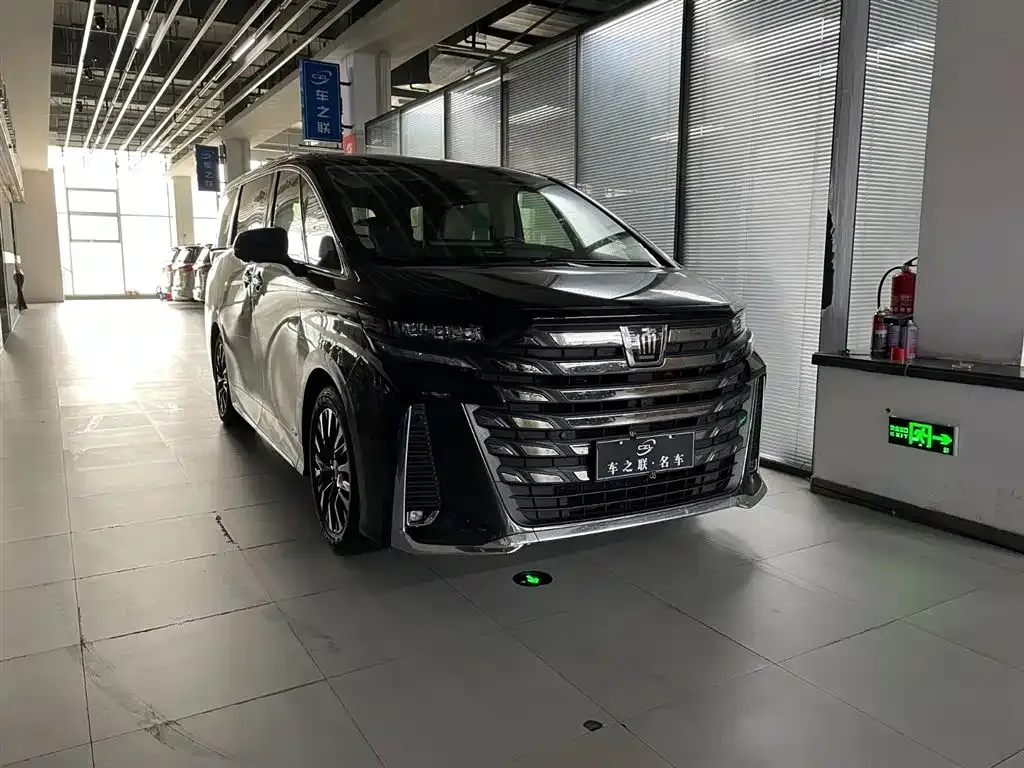 Toyota Vellfire — фото 1