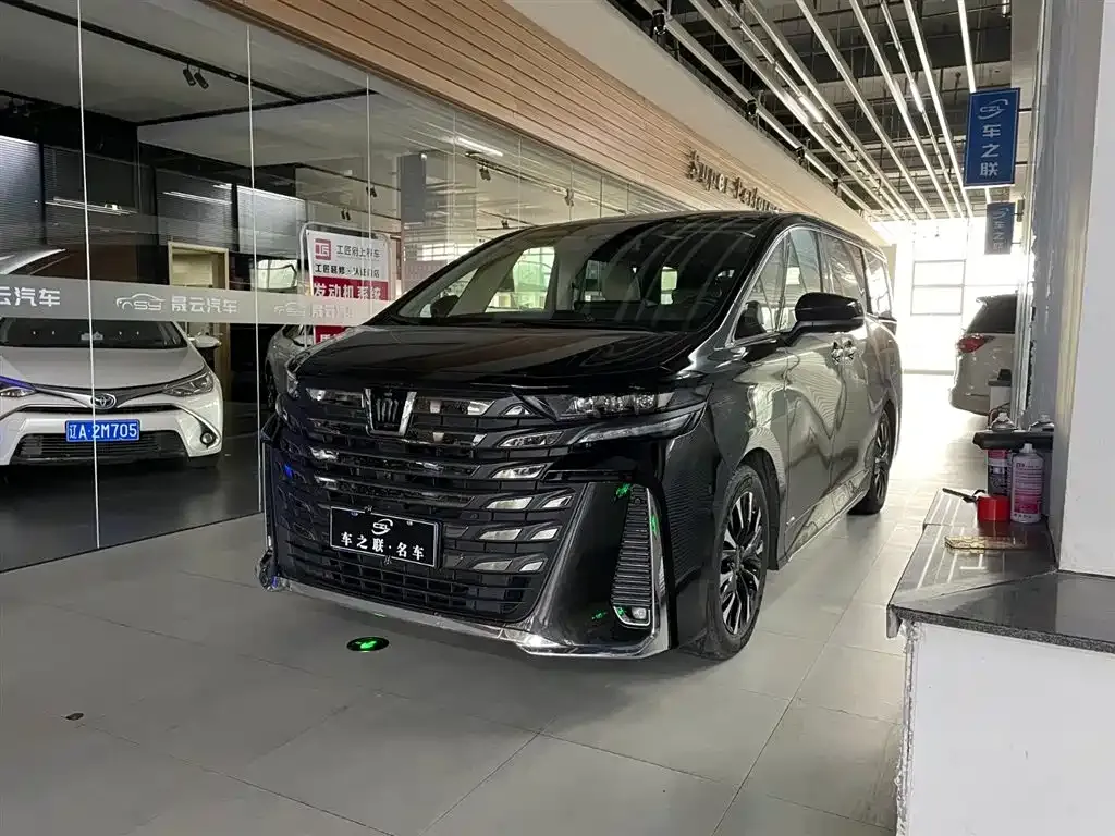 Toyota Vellfire — фото 8