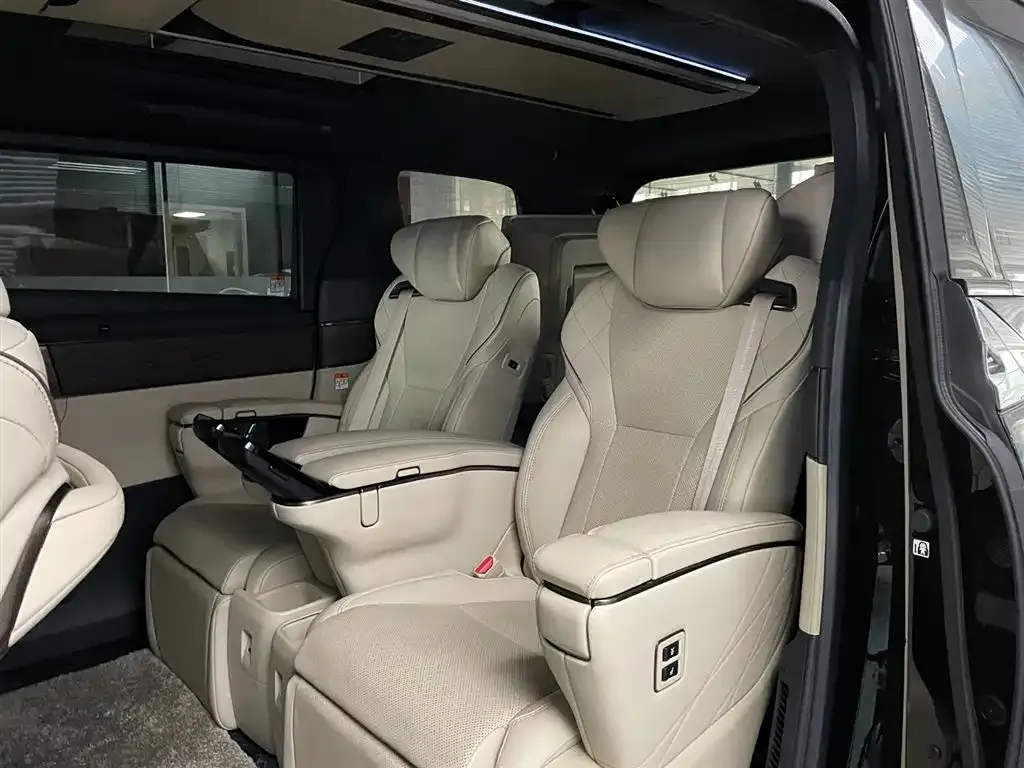 Toyota Vellfire — фото 5