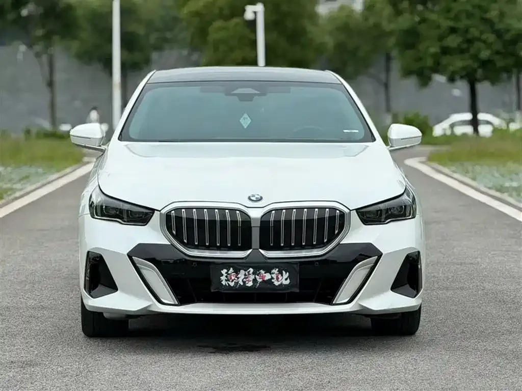 BMW 5 Series — фото 1