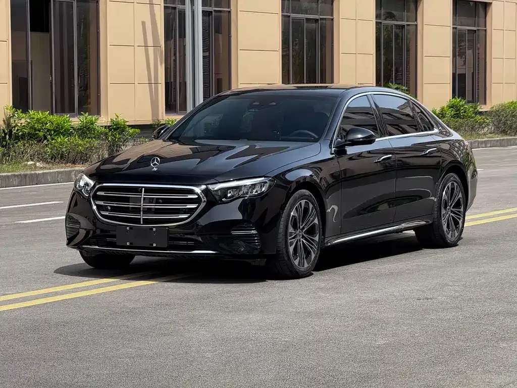Mercedes-Benz E-Class — фото 1