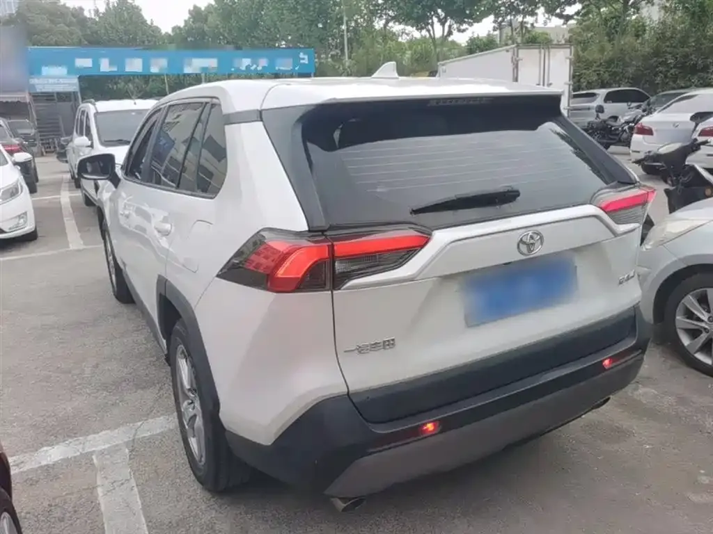 Toyota RAV4 — фото 2