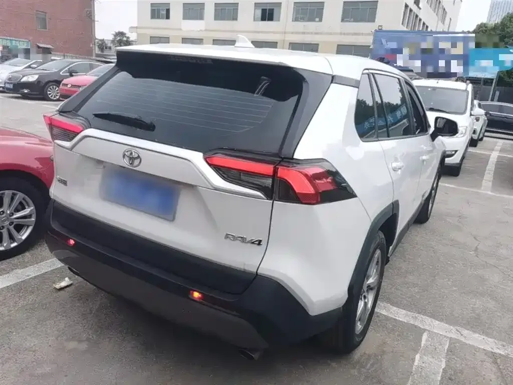 Toyota RAV4 — фото 6