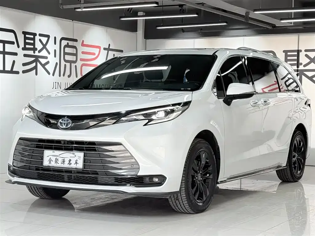 Toyota Sienna — фото 1
