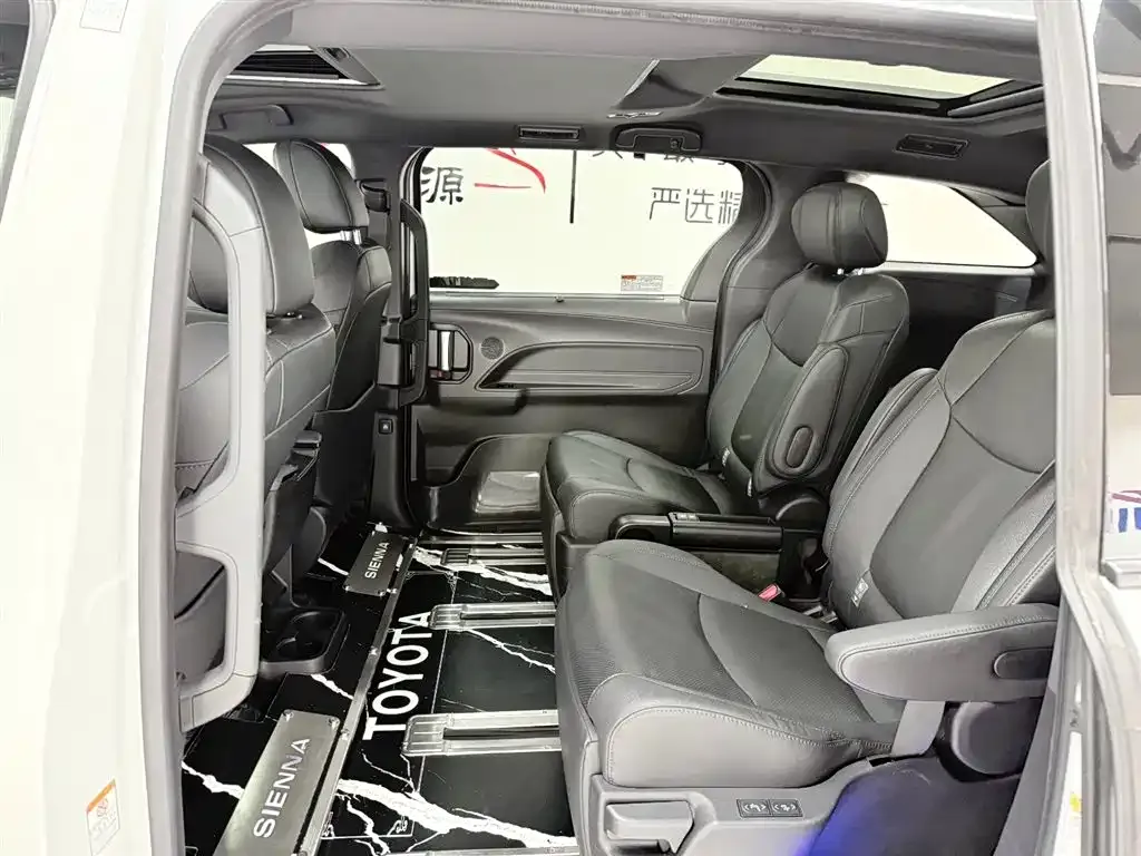 Toyota Sienna — фото 8