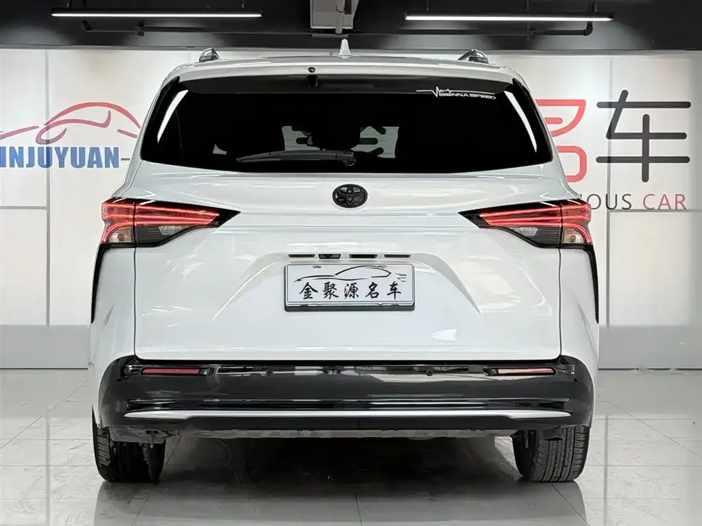 Toyota Sienna — фото 2