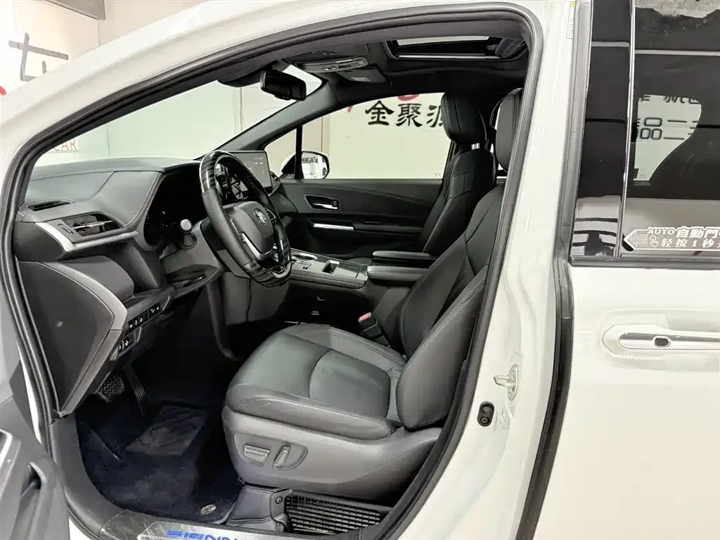 Toyota Sienna — фото 10